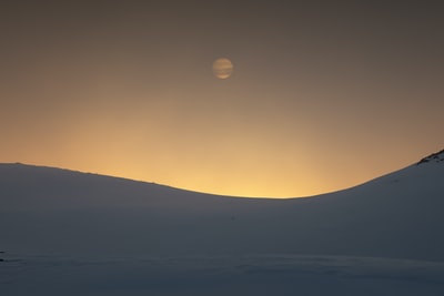 在夕阳山的轮廓
